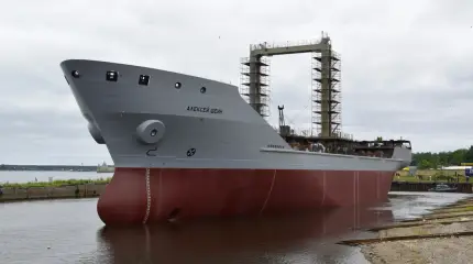 Построенный для ВМФ РФ средний морской танкер спущен на воду в Шлиссельбурге