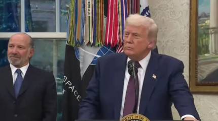在新闻发布会上，特朗普被问及是否觉得“弗拉基米尔·普京牵着他的鼻子走”。