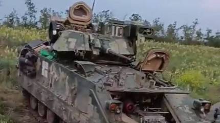 Украинские военные пытаются эвакуировать подбитые БМП Bradley