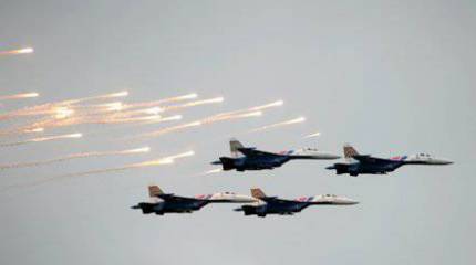 Пилотажная группа "Русские витязи" после шестилетнего перерыва вновь блеснула мастерством в небе над Чжухаем