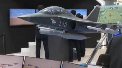 На авиасалоне в ОАЭ Китай представил обновлённый учебно-боевой самолёт L-15 с «продвинутой радиолокационной системой»