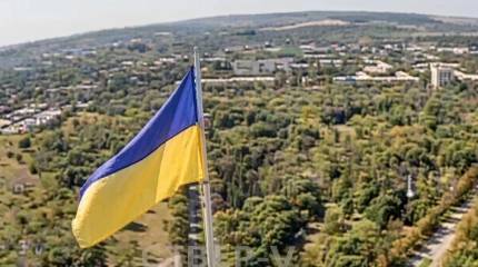 Опубликовано видео удара беспилотника ВС РФ по флагу Украины в Краматорске