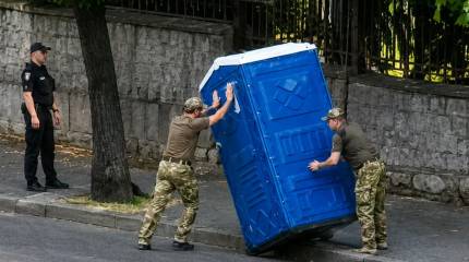 В Кривом Роге сотрудники ТЦК взяли штурмом биотуалет с мужчиной внутри