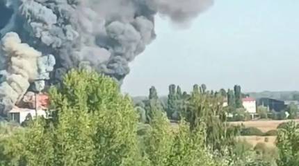 После ударов ВС РФ загорелись склады АТБ под Киевом и «Новой Почты» под Одессой