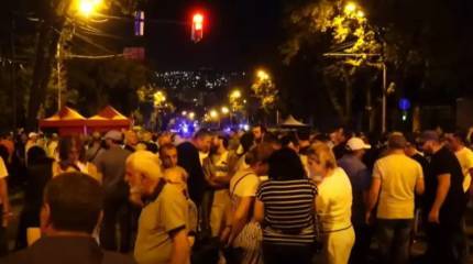 Многотысячные акции протеста в Ереване: полиция применяет спецсредства, Пашинян покинул здание парламента и убыл в неизвестном направлении
