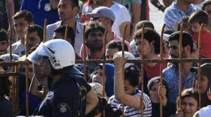 На греческом острове Кос мигрантов согнали на стадион