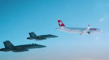 Показаны кадры учений по авиаперехвату с участием F/A-18 Hornet ВВС Швейцарии, за которыми с самолета Airbus A220 наблюдали стажеры