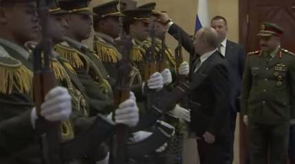 В Палестине обсуждают поступок Путина, надевшего фуражку на голову гвардейца