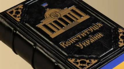 Американские юристы: Странная у Украины конституция - Зеленскому отказаться от Крыма не позволяет, а быть президентом без выборов позволяет