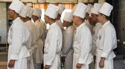 Десантников вновь будут кормить военные повара