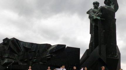 Белые шары в память о жертвах фашизма