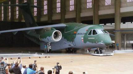 Бразильцы выкатили из ангара свой первый транспортник КС-390