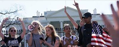 В США начались масштабные акции протеста студентов против свободной продажи оружия с 18 лет