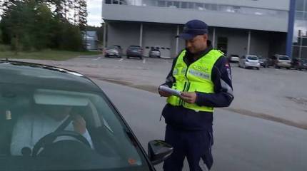 Латвия поставила Украине партию автомобилей, конфискованных у нетрезвых водителей