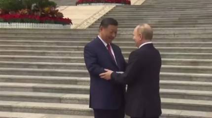 Председатель КНР встретил президента России у Дворца народных собраний в Пекине