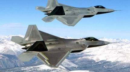 Минобороны США объяснило переброску самолетов F-22 на Ближний Восток «небезопасным поведением» российской авиации