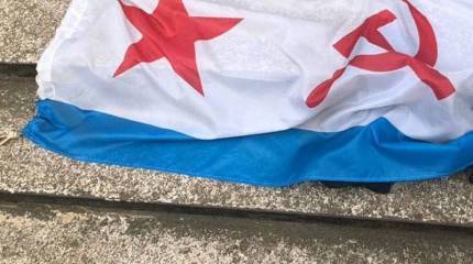 В Одессе 23 февраля полиция задержала мужчин, развернувших флаг ВМФ СССР