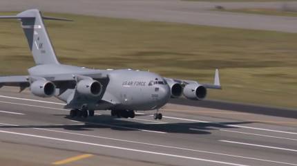Медиа США назвали причину выбора главой ЦРУ транспортника C-17A для полёта в РФ