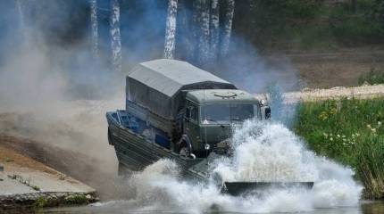 Минобороны показало кадры форсирования водной преграды различной техникой