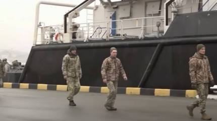 В Севастополь доставили добровольно сложивших оружие пограничников с острова Змеиный