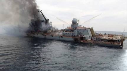 В сети появились фото предположительно с крейсером «Москва» во время пожара