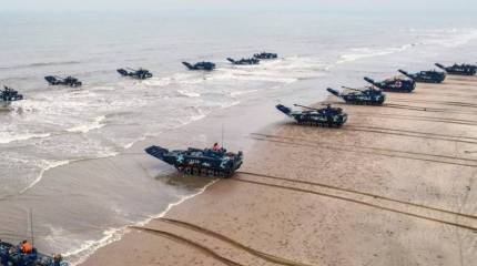 Китайские морпехи на учениях отрабатывают высадку на побережье Тайваня