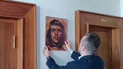 Новый вице-спикер парламента Словакии вынес из кабинета флаг ЕС и поменял фотографию президента Чапутовой на портрет Че Гевары