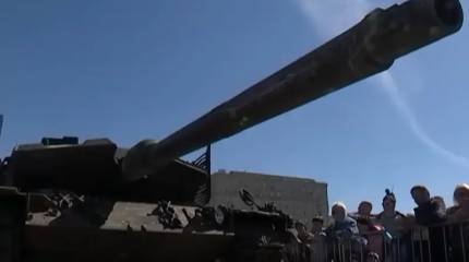 Иностранные военные атташе посетили выставку трофейной западной техники в Москве