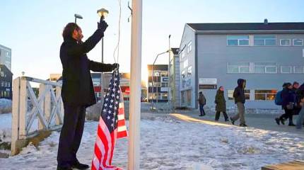 Мэр Нуука раскритиковала комика из ФРГ за попытку поднять флаг США в Гренландии