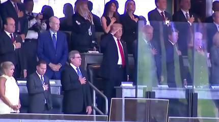 Трамп смотрел бейсбольный матч в Нью-Йорке за пуленепробиваемым стеклом