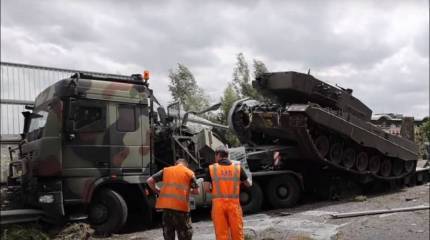 В Нидерландах перевозивший танк армейский грузовик врезался в шумовой барьер автомагистрали