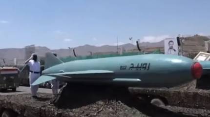 В следовавший по Красному морю танкер с нефтью попала ракета хуситов