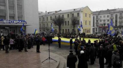 Новые акции протеста в Виннице. Растоптан портрет Порошенко