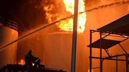 Пожар на нефтебазе под Киевом может распространиться на военные объекты