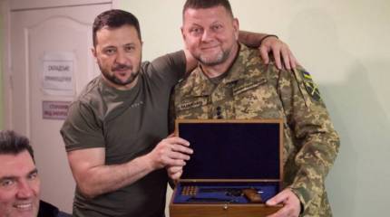 Президент Украины подарил главкому ВСУ Залужному пистолет