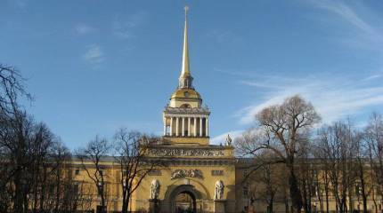 Андреевский флаг поднят на здании Адмиралтейства в Санкт-Петербурге в честь переезда Главного штаба ВМФ