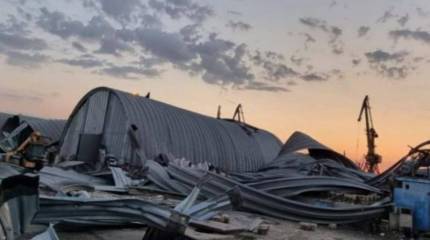 Появились снятые с румынского берега Дуная кадры ночных ударов по украинскому порту Рени