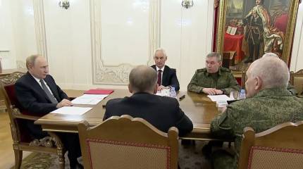 Президент - генералам: Задача - безопасность граждан и стратегических объектов