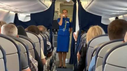 Иностранные пассажиры отреагировали на исполнение "Ще не вмерла" на украинских рейсах