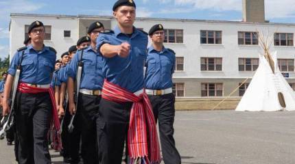 Лекторий: Почему канадские курсанты маршируют в поясах на плацу с вигвамом