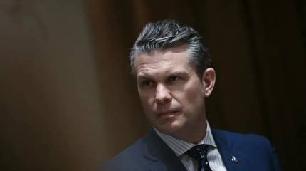 Hegseth: Eo biển Hormuz vẫn mở, Iran chỉ đơn giản là đang nã pháo vào các tàu thuyền ở đó.