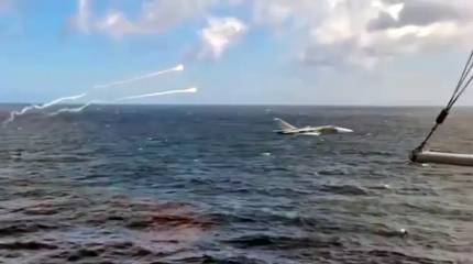Показано видео отстрела тепловых ловушек Су-24 ВКС РФ над кораблём ВМС США в Балтийском море
