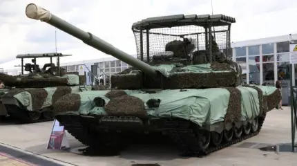 Уже и на выставку попали: танки с антидроновыми козырьками на форуме «Армия-2023»