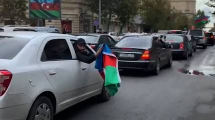 В Баку народ стал собираться на улицах после заявлений о взятии под контроль Шуши