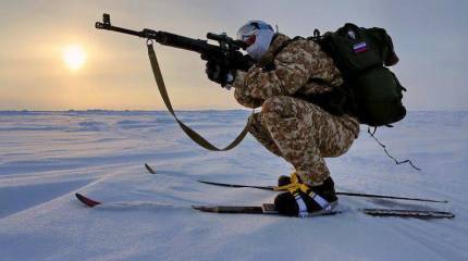 Десантники совершают марш на лыжах в сложных метеоусловиях в Арктике