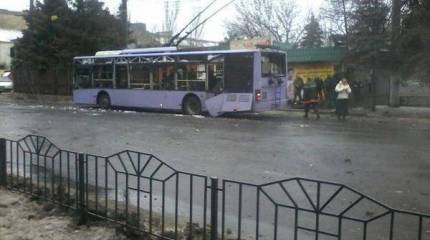 Украинские карательные отряды обстреляли троллейбус и пункт выдачи гуманитарной помощи в Донецке