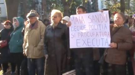 «Коридор позора» устроили для парламентариев протестующие в Кишинёве