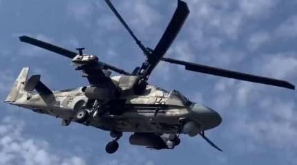 Минобороны показало кадры удара вертолёта Ка-52 по опорному пункту ВСУ с кабрирования