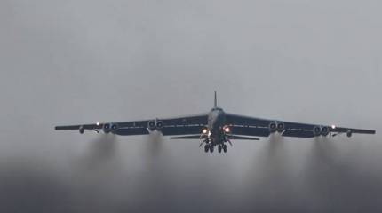 Стратегические бомбардировщики B-52 ВВС США пролетели над Геническом - к северу от Крыма
