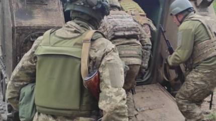 Появились кадры подрыва на мине американского БТР M113A2 ВСУ и его последующего добивания FPV-дроном